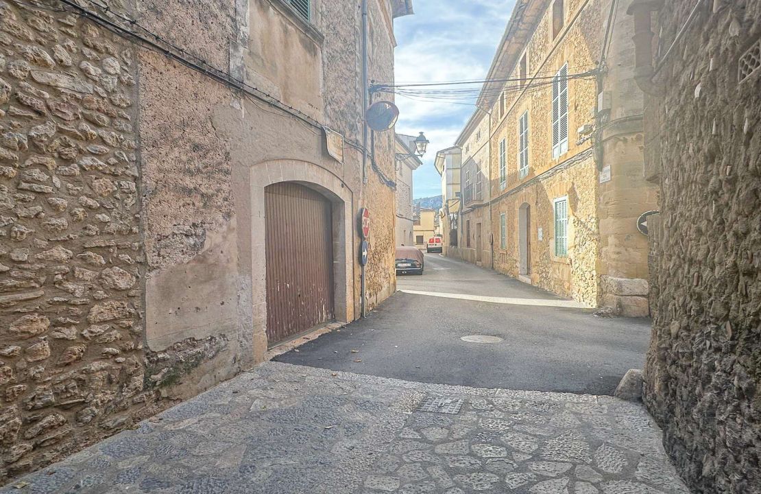 Townhouse for sale in Pollença old town to be refurbished